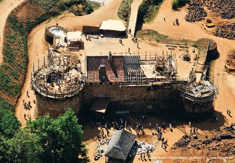 Le chantier médiéval du château de Guédelon, en Puisaye