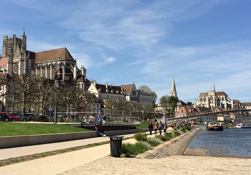 Les quais de l'Yonne et la cathédrale Saint-Étienne à Auxerre