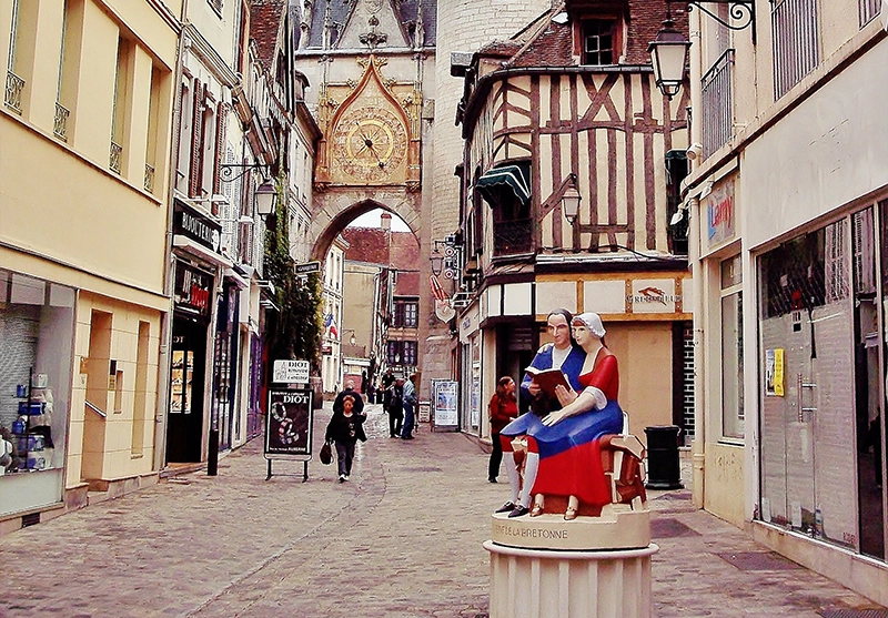 La tour de l'Horloge et les maisons à colombages d'Auxerre