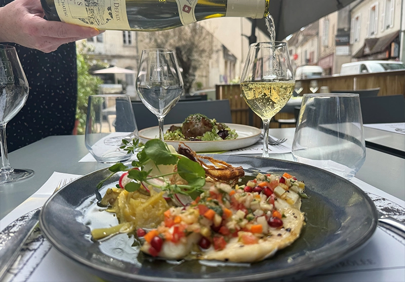 Assiette gastronomique et verres de vin blanc de Bourgogne